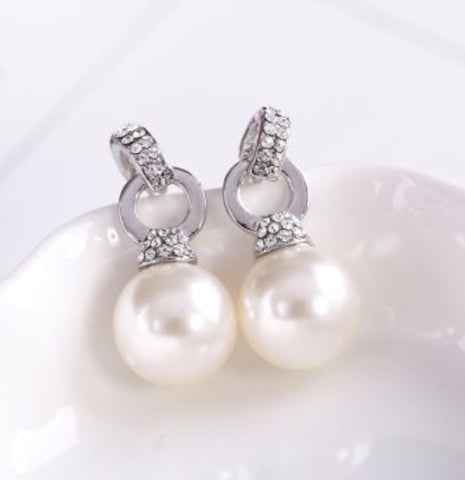 HL01939E - Cream and Diamond Earring