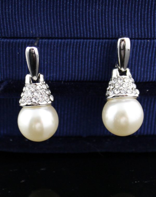 ET01431 - Cream and Diamond Earring